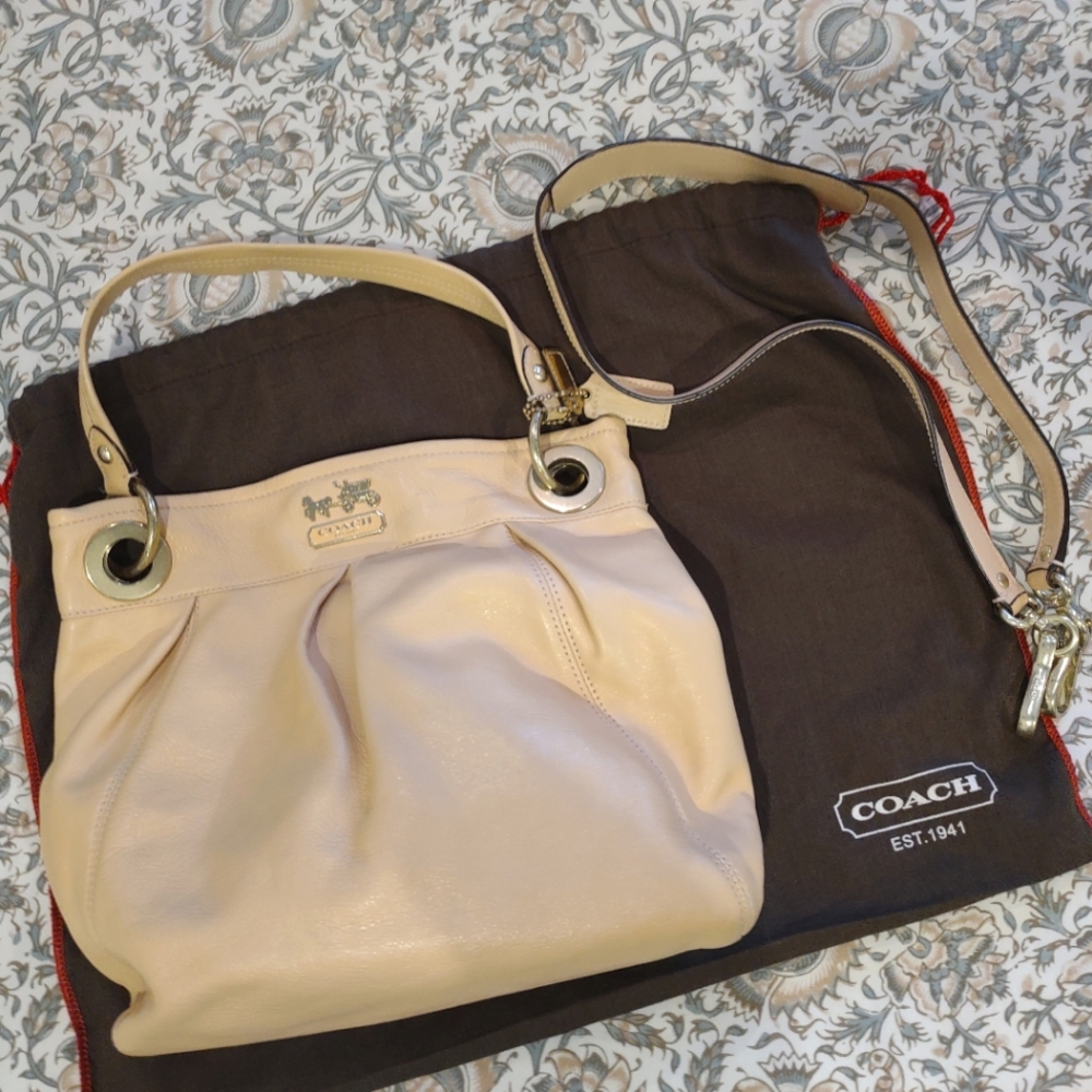 LIKE NEW Coach Peach Hobo Bag 🍑